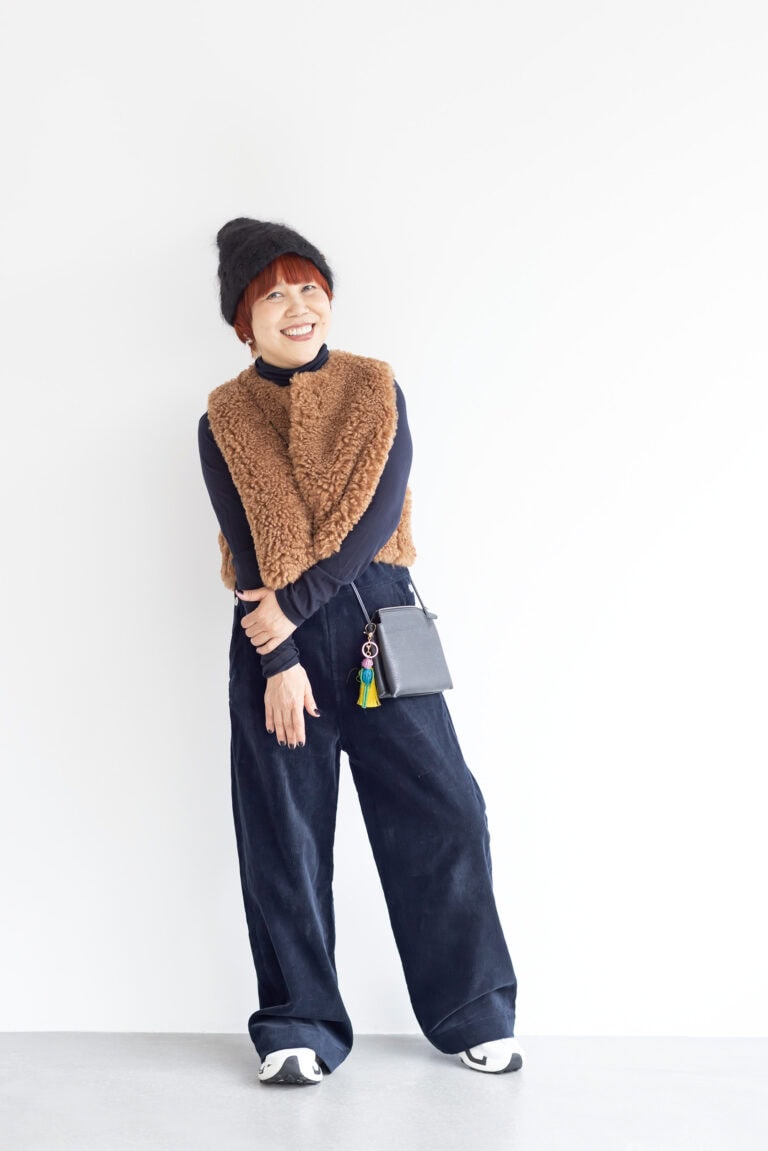 サロペット、タートルニット／ともにギャルリー・ヴィー、ベスト、スニーカー／ともにハイク、ショルダーバッグ／ザロウ、バッグチャーム／MERCEDES SALAZAR、ニット帽／フランスのブランドのもの（すべて私物）