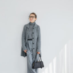 ロングカーディガン、バッグ／ともにヌメロ ヴェントゥーノ、中に着たタートルネックニット／ドゥロワー、パンツ／リビアナ コンティ、メガネ／リンダ ファロー、ピアス／メシカ、シューズ／ジミー チュウ（すべて私物）