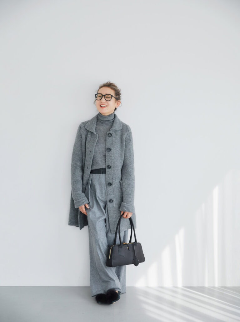 ロングカーディガン、バッグ/ともにヌメロ ヴェントゥーノ、中に着たタートルネックニット/ドゥロワー、パンツ/リビアナ コンティ、メガネ/リンダ ファロー、ピアス/メシカ、シューズ/ジミー チュウ(すべて私物)