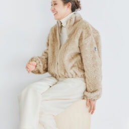 ブルゾン／エルマンノ・フィレンツェ、中に着たニット／ブラミンク、パンツ／セレクトショップで購入、ピアス／オーダーメイド、イヤカフ／ヒロタカ、ソックス／カルツェドニア、シューズ／ブルネロ クチネリ（すべて私物）