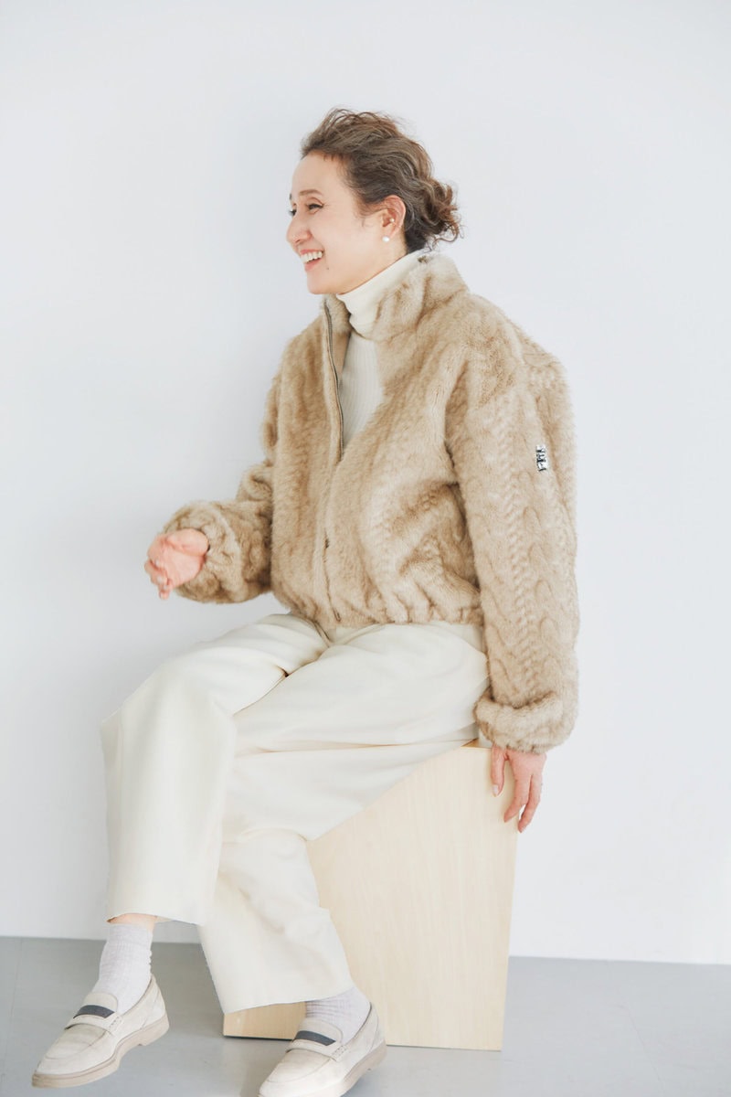 ブルゾン／エルマンノ・フィレンツェ、中に着たニット／ブラミンク、パンツ／セレクトショップで購入、ピアス／オーダーメイド、イヤカフ／ヒロタカ、ソックス／カルツェドニア、シューズ／ブルネロ クチネリ（すべて私物）