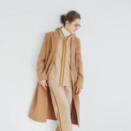 コート／セブンティ ヴェネツィア、フーディ、パンツ／ともにアンドスピカ、中に着たタートルネックニット／ブラミンク、メガネ／ジャック・マリー・マージュ、スニーカー／アディダス オリジナルス×スポーティ アンド リッチ（すべて私物）