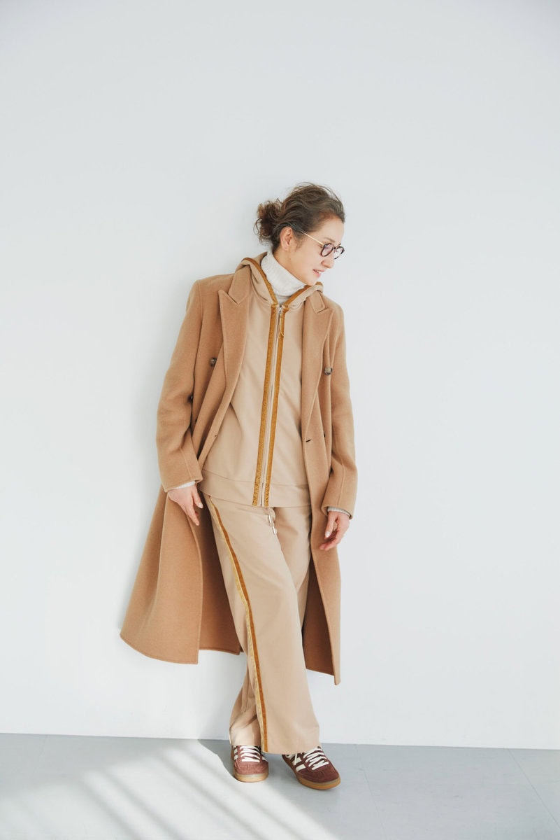 コート／セブンティ ヴェネツィア、フーディ、パンツ／ともにアンドスピカ、中に着たタートルネックニット／ブラミンク、メガネ／ジャック・マリー・マージュ、スニーカー／アディダス オリジナルス×スポーティ アンド リッチ（すべて私物）