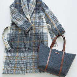 「ブルネロ クチネリ」のアルパカコートは、暖かくて合わせやすさも◎。「旅先でも重宝しています」。バッグも同ブランド。