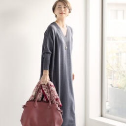 潔いシンプルさで着る人の個性を引き立ててくれるニットワンピース。「温かみのあるゴールドアクセサリーがアクセント役に」