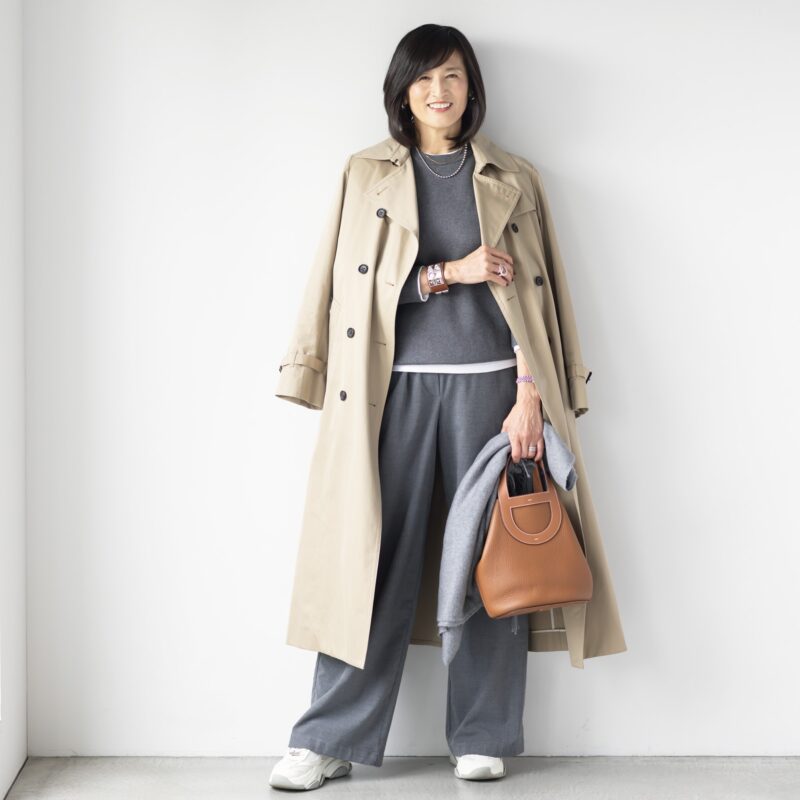 【私服拝見】グレーのワントーンコーデにトレンチコートを羽織った、豊田真由美さんのかっこいい冬スタイル【50代・60代ファッション】