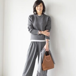 「白Tシャツのちら見せやスポーティなスニーカーで、グレーのワントーンスタイルにこなれた軽やかさを加えています」