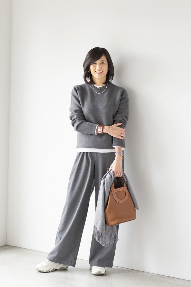 「白Tシャツのちら見せやスポーティなスニーカーで、グレーのワントーンスタイルにこなれた軽やかさを加えています」