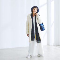 パコート（収納ポーチつき）¥19,800／タイオン、ニット¥9,990、パンツ¥12,000／ともにプラステ、イヤマフ¥33,000／ミュールバウアー、ネックレス¥44,000／フローリアン（ともにアッシュ・ペー・フランス）、ストール¥64,900／ジョンストンズ オブ エルガン、バッグ〔撥水加工コーティング〕¥38,500／ビリンガム（グリニッジ ショールーム）、リング¥36,300／ウノアエレシルバーコレクション（ウノアエレ ジャパン）、スニーカー¥46,200／デイト（ティースクエア プレスルーム）