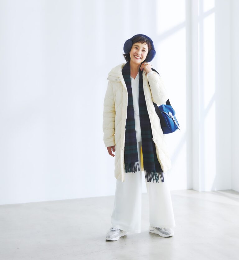 パコート(収納ポーチつき)¥19,800/タイオン、ニット¥9,990、パンツ¥12,000/ともにプラステ、イヤマフ¥33,000/ミュールバウアー、ネックレス¥44,000/フローリアン(ともにアッシュ・ペー・フランス)、ストール¥64,900/ジョンストンズ オブ エルガン、バッグ〔撥水加工コーティング〕¥38,500/ビリンガム(グリニッジ ショールーム)、リング¥36,300/ウノアエレシルバーコレクション(ウノアエレ ジャパン)、スニーカー¥46,200/デイト(ティースクエア プレスルーム)