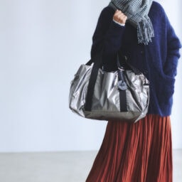 バッグ¥44,550／ジャック・ゴム（アッシュ・ペー・フランス）、カーディガン¥20,900／ノーク、カットソー¥4,990／アンフィーロ、スカート¥9,990／プラステ、ピアス¥13,200／ワンエーアールバイウノアエレ（ウノアエレ ジャパン）、マフラー¥39,600／ジョンストンズ オブ エルガン、ブーツ¥46,200／銀座かねまつ（銀座かねまつ６丁目本店）