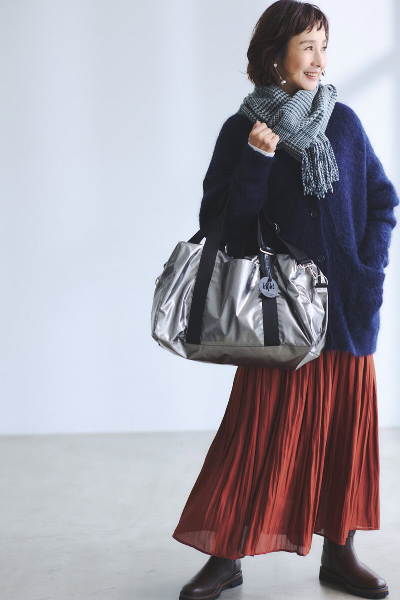 バッグ¥44,550/ジャック・ゴム(アッシュ・ペー・フランス)、カーディガン¥20,900/ノーク、カットソー¥4,990/アンフィーロ、スカート¥9,990/プラステ、ピアス¥13,200/ワンエーアールバイウノアエレ(ウノアエレ ジャパン)、マフラー¥39,600/ジョンストンズ オブ エルガン、ブーツ¥46,200/銀座かねまつ(銀座かねまつ6丁目本店)