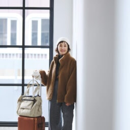 スーツケース［H55×W40×D23㎝］¥22 4,400／リモワ（リモワ クライアントサービス）、バッグ¥13,992／アウトドアプロダクツ×フリークス ストア（フリークス ストア渋谷）、ブルゾン¥18,700／エルーラ（アダストリア カスタマーサービス）、ニット¥15,950／ルージュ・ヴィフ（アバハウス インターナショナル オンラインストア）、パンツ¥15,000／プラステ、ニットキャップ ¥19,800／アソース メレ（アイネックス）、 ピアス¥12,100、ネックレス¥26,400／ともにワンエーアールバイウノアエレ（ウノアエレ ジャパン）、ニットミトン¥1,990／ユニクロ、スニーカー¥18,700／ナイキ スポーツウェア（NIKE カスタマーサービス）