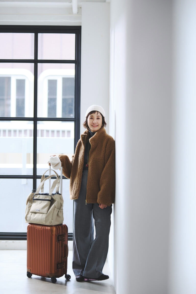 スーツケース［H55×W40×D23㎝］¥22 4,400／リモワ（リモワ クライアントサービス）、バッグ¥13,992／アウトドアプロダクツ×フリークス ストア（フリークス ストア渋谷）、ブルゾン¥18,700／エルーラ（アダストリア カスタマーサービス）、ニット¥15,950／ルージュ・ヴィフ（アバハウス インターナショナル オンラインストア）、パンツ¥15,000／プラステ、ニットキャップ ¥19,800／アソース メレ（アイネックス）、 ピアス¥12,100、ネックレス¥26,400／ともにワンエーアールバイウノアエレ（ウノアエレ ジャパン）、ニットミトン¥1,990／ユニクロ、スニーカー¥18,700／ナイキ スポーツウェア（NIKE カスタマーサービス）