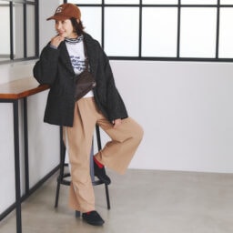 ローファースニーカー［3㎝］¥16,500／コンバース（コンバースインフォメーションセンター）、ジャケットコート¥64,900／ティッカ、スエット¥15,400／ル シェル ド ハリス、スヌードつきカットソー¥24,200／ラプレ（ともに金万）、パンツ¥8,250／エルーラ（アダストリア カスタマーサービス）、キャップ¥5,500／クーパーズタウン×フリークス ストア（フリークス ストア渋谷）、ピアス¥19,800／ワンエーアールバイウノアエレ（ウノアエレ ジャパン）、リング¥248,600／イー・エム（イー・エム 青山店）、バッグ¥62,700／バケット バゲージ（アイネックス）、靴下¥880／靴下屋（タビオ）