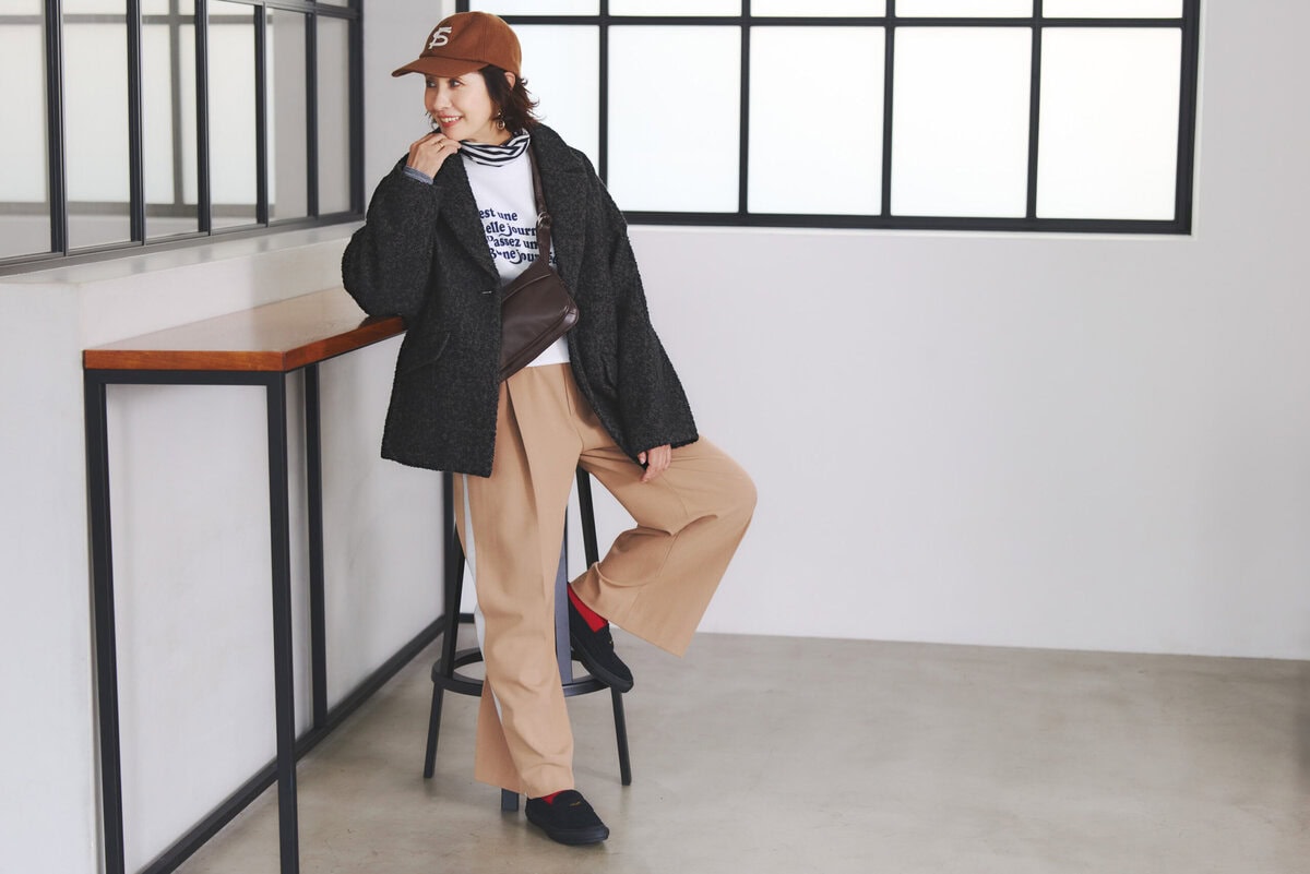 ローファースニーカー［3㎝］¥16,500／コンバース（コンバースインフォメーションセンター）、ジャケットコート¥64,900／ティッカ、スエット¥15,400／ル シェル ド ハリス、スヌードつきカットソー¥24,200／ラプレ（ともに金万）、パンツ¥8,250／エルーラ（アダストリア カスタマーサービス）、キャップ¥5,500／クーパーズタウン×フリークス ストア（フリークス ストア渋谷）、ピアス¥19,800／ワンエーアールバイウノアエレ（ウノアエレ ジャパン）、リング¥248,600／イー・エム（イー・エム 青山店）、バッグ¥62,700／バケット バゲージ（アイネックス）、靴下¥880／靴下屋（タビオ）