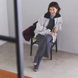 バレエシューズ（袋つき）［0.7㎝］¥8,580／バタフライツイスト（カメイ・プロアクト）、ブルゾン¥39,600／アンクレイヴ、ワンピース¥28,600／ル シェル ド ハリス（金万）、タートルネックカットソー¥20,900／オットダム（パサージュ ドゥ ストックマン 恵比寿店）、ピアス¥4,320／アビステ、バッグ¥7,990／ギャップ、タイツ¥2,640／靴下屋（タビオ）