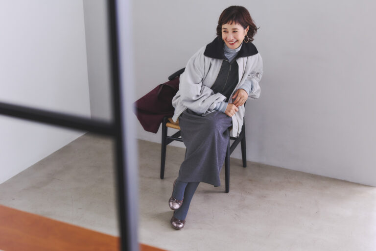 バレエシューズ（袋つき）［0.7㎝］¥8,580／バタフライツイスト（カメイ・プロアクト）、ブルゾン¥39,600／アンクレイヴ、ワンピース¥28,600／ル シェル ド ハリス（金万）、タートルネックカットソー¥20,900／オットダム（パサージュ ドゥ ストックマン 恵比寿店）、ピアス¥4,320／アビステ、バッグ¥7,990／ギャップ、タイツ¥2,640／靴下屋（タビオ）