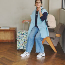 スニーカー［4㎝］¥26,400／銀座かねまつ（銀座かねまつ６丁目本店）、ジレ¥74,800 （ル フィル／ル フィル ニュウマン新宿店）、ニット¥39,600／オットダム（パサージュ ドゥ ストックマン 恵比寿店）、デニムパンツ¥9,990／アンフィーロ、メガネ¥46, 200／アイヴァン（アイヴァン 東京ギャラリー）、ネックレス¥20,350、バングル ¥7,830／ともにアビステ、バッグ ¥19,800／ノマディス（ノーベルバ）、スーツケース¥81,400／ローラ アシュレイ×サムソナイト（ワールド プレスインフォメーション）、靴下¥1,375／靴下屋（タビオ）