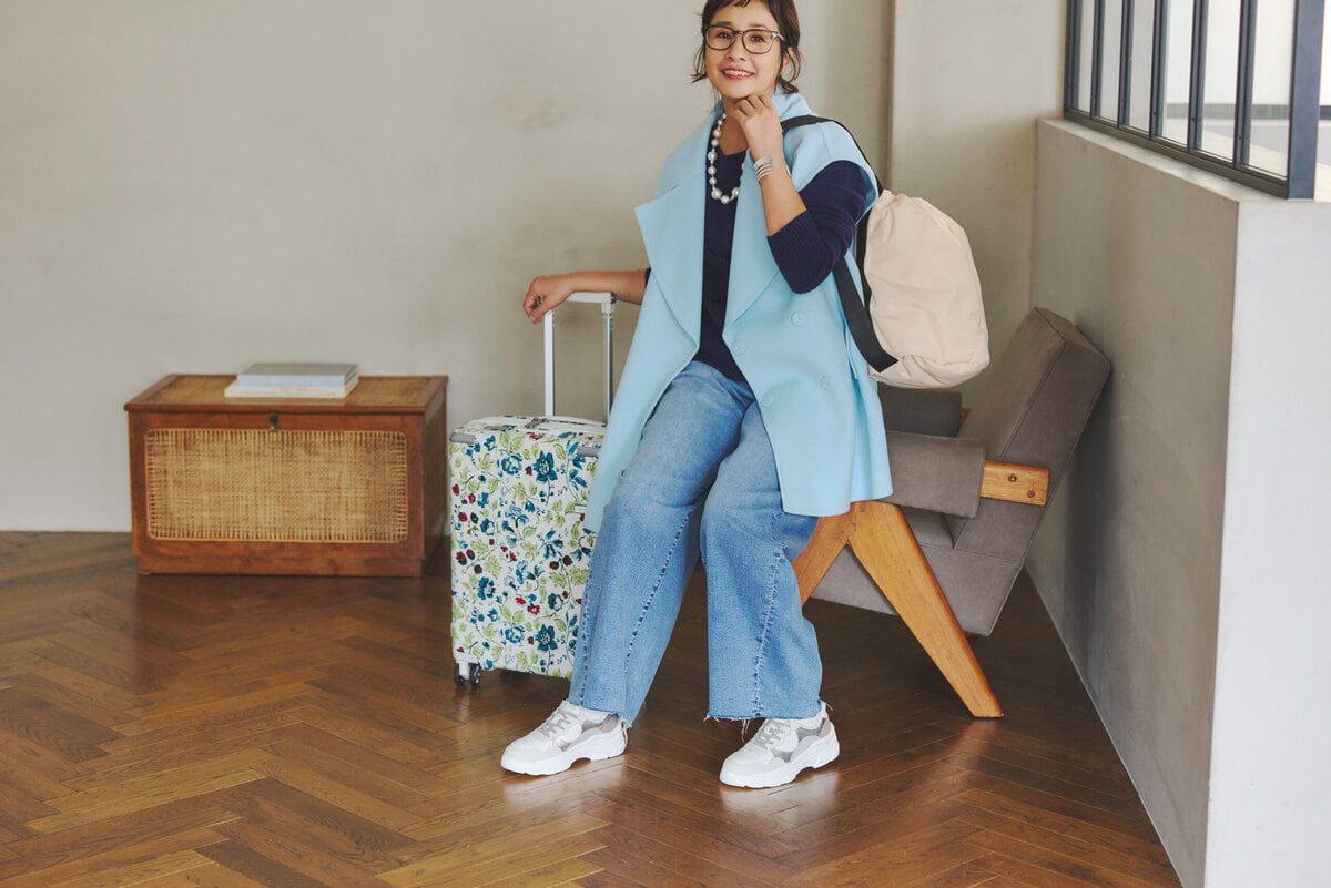 スニーカー［4㎝］¥26,400／銀座かねまつ（銀座かねまつ６丁目本店）、ジレ¥74,800 （ル フィル／ル フィル ニュウマン新宿店）、ニット¥39,600／オットダム（パサージュ ドゥ ストックマン 恵比寿店）、デニムパンツ¥9,990／アンフィーロ、メガネ¥46, 200／アイヴァン（アイヴァン 東京ギャラリー）、ネックレス¥20,350、バングル ¥7,830／ともにアビステ、バッグ ¥19,800／ノマディス（ノーベルバ）、スーツケース¥81,400／ローラ アシュレイ×サムソナイト（ワールド プレスインフォメーション）、靴下¥1,375／靴下屋（タビオ）