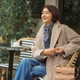 コート：マックスマーラ、デニムジャケット：ボニーウーブン×アルジット、デニムパンツ：リーバイス、スカーフ：エルメス、バッグ：デルヴォー、リング：ポメラート