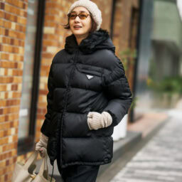 ダウン：プラダ、パンツ：セリーヌ、ニット帽：サラ ルナ、サングラス：ミュウ ミュウ、グローブ：アルジット、バッグ：エルメス