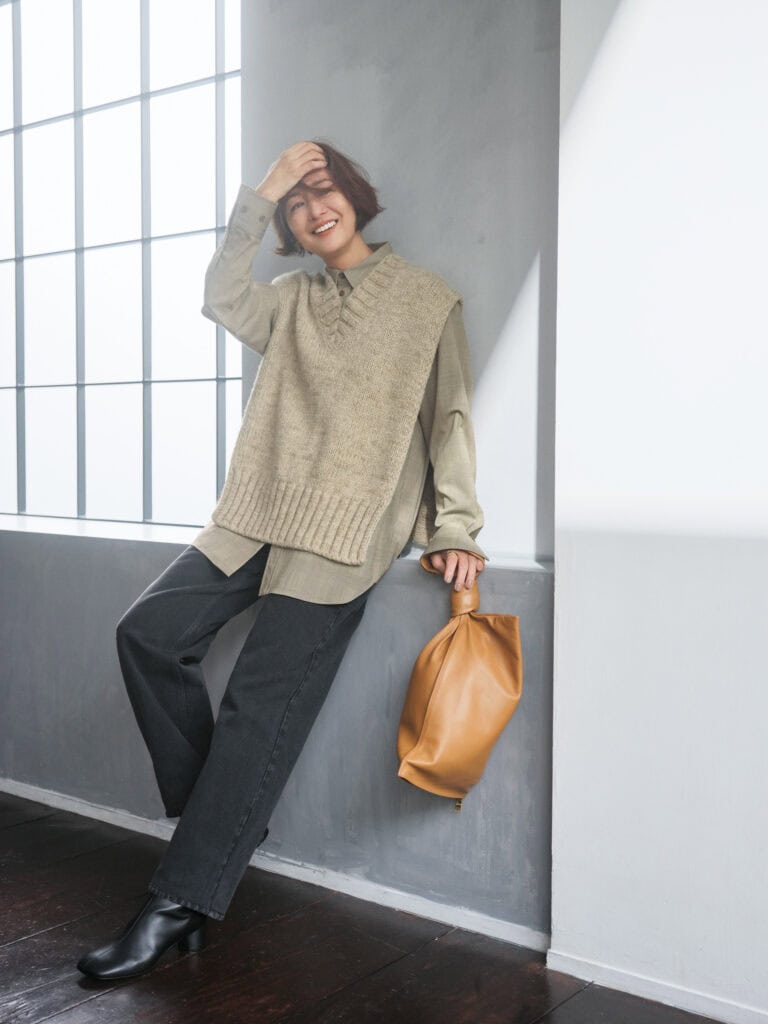 シャツ：フィービー ファイロ、ニットベスト：メゾンマルジェラ、パンツ：ザ・ロウ、リング：ポメラート、バッグ：ボッテガ・ヴェネタ、ブーツ：ペリーコ