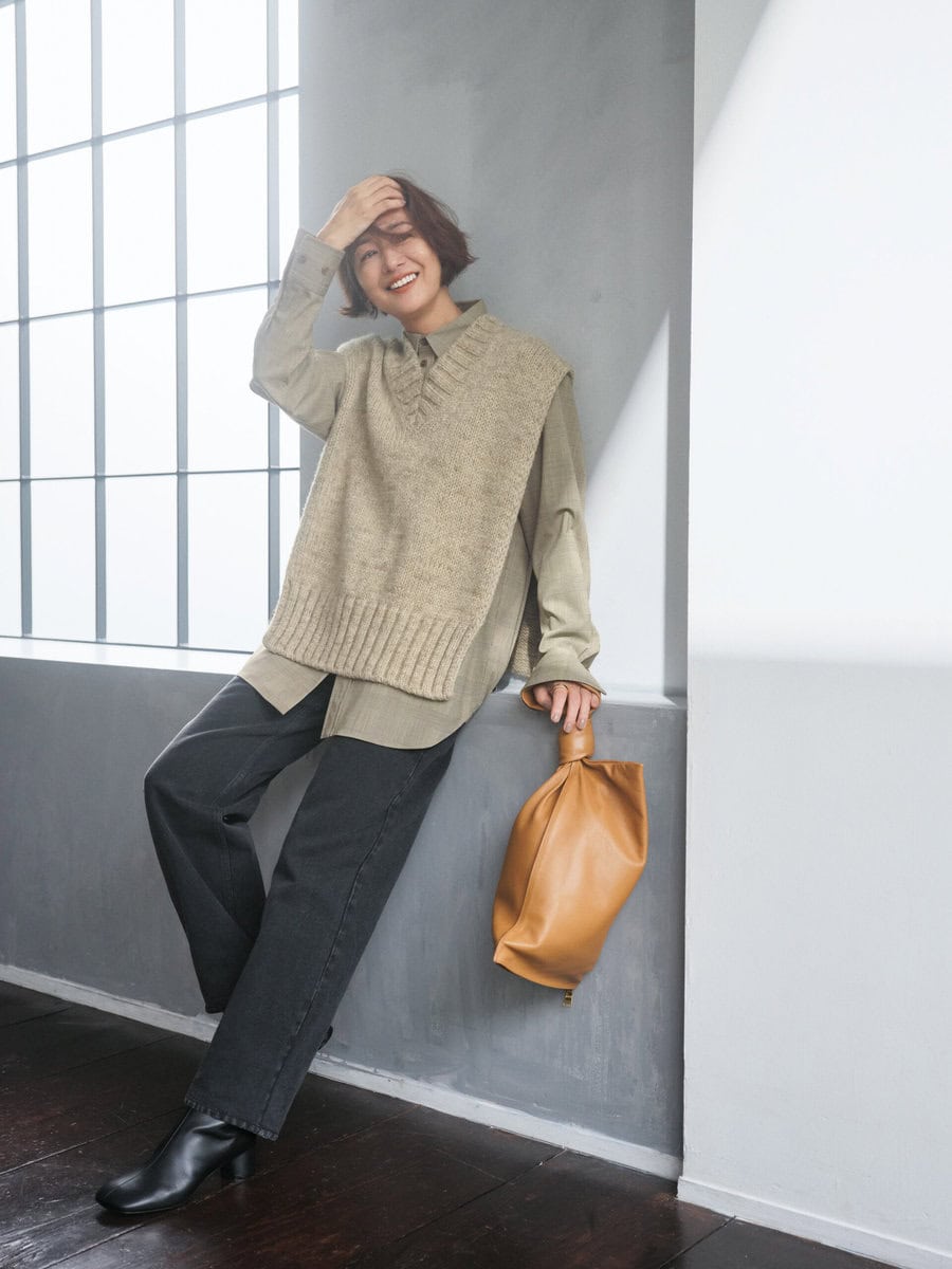 シャツ：フィービー ファイロ、ニットベスト：メゾンマルジェラ、パンツ：ザ・ロウ、リング：ポメラート、バッグ：ボッテガ・ヴェネタ、ブーツ：ペリーコ