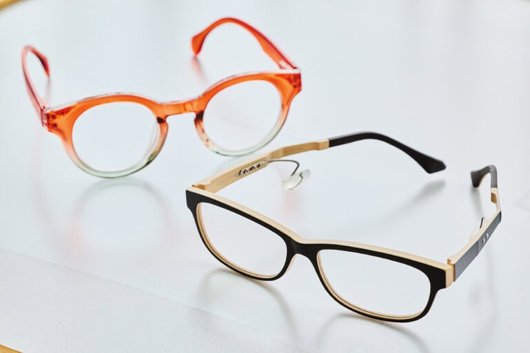 着こなしのポイントにもなるメガネは必需品。右はパッドが鼻ではなくサイドにあるのでメガネ跡がつきにくく、収録前に大活躍だそう。右／NEOJIN、左／OjeOje（ともに私物）