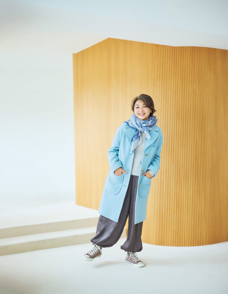 コート/アーペーセー、ニット、パンツ/ともにザラ、ストール/ルイ・ヴィトン、スニーカー/コンバース、ピアス/香港で購入(すべて私物)