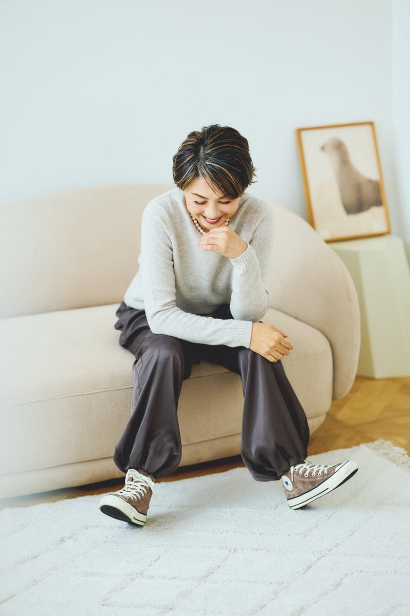 ニット、パンツ/ともにザラ、ピアス、ネックレス/ともに香港で購入、スニーカー/コンバース(すべて私物)