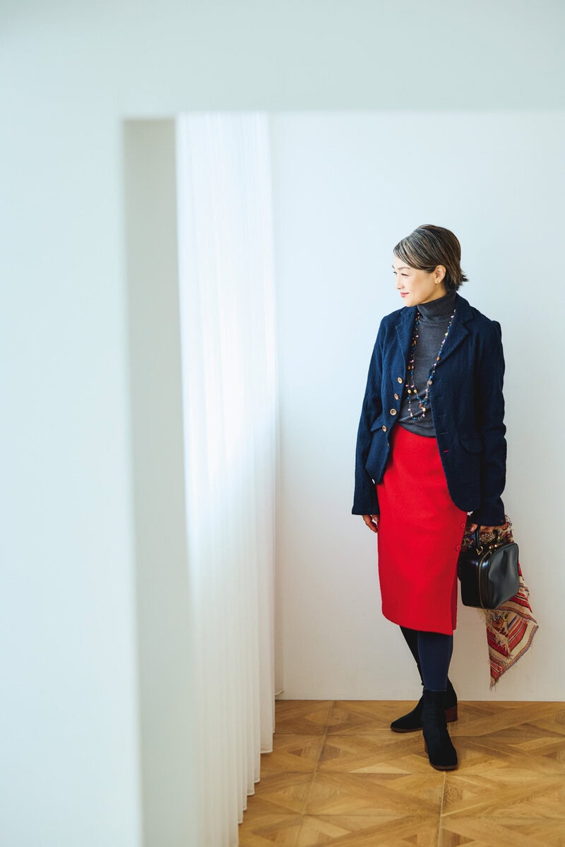 ジャケット、ニット/ともに45R、スカート/アニエスベー、ネックレス/ミリィカ レガリ、バッグ/グッチ、手に持ったストール/ルイ・ヴィトン、ブーツ/BORGO DEGLI ULIVI(すべて私物)