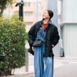 コート、ジャケット／ともにハイク、ニット／イロプライム、パンツ／フィーリック、バッグ／メゾン マルジェラ、靴／エレンディーク、イヤカフ〈右のゴールドチェーン〉／ビームス、〈左のパール〉／アジョイア、〈左のパール×ダイヤ〉／エテ、ネックレス〈ゴールド×シルバー×パール〉／イロプライム、〈パール〉／マリ・アンドウ（すべて私物）