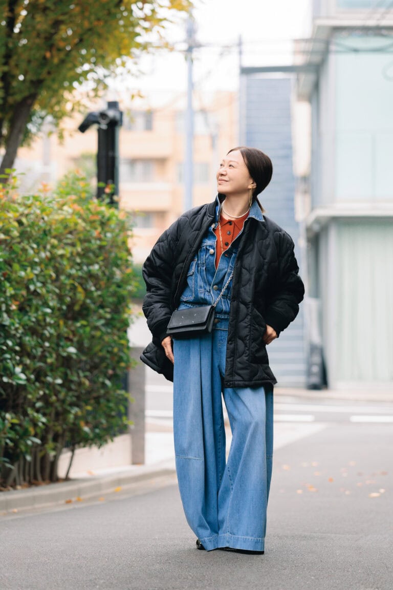 コート、ジャケット/ともにハイク、ニット/イロプライム、パンツ/フィーリック、バッグ/メゾン マルジェラ、靴/エレンディーク、イヤカフ〈右のゴールドチェーン〉/ビームス、〈左のパール〉/アジョイア、〈左のパール×ダイヤ〉/エテ、ネックレス〈ゴールド×シルバー×パール〉/イロプライム、〈パール〉/マリ・アンドウ(すべて私物)