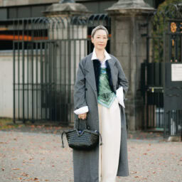 コート／リビアナ コンティ、ファージレ／ロンハーマン、スカーフ／シナーブ、シャツ／カウラム、パンツ／カレンソロジー、バッグ／ヴィペラ、靴／チャーチ、ネックレス、リング／ともにヒロタカ（すべて私物）