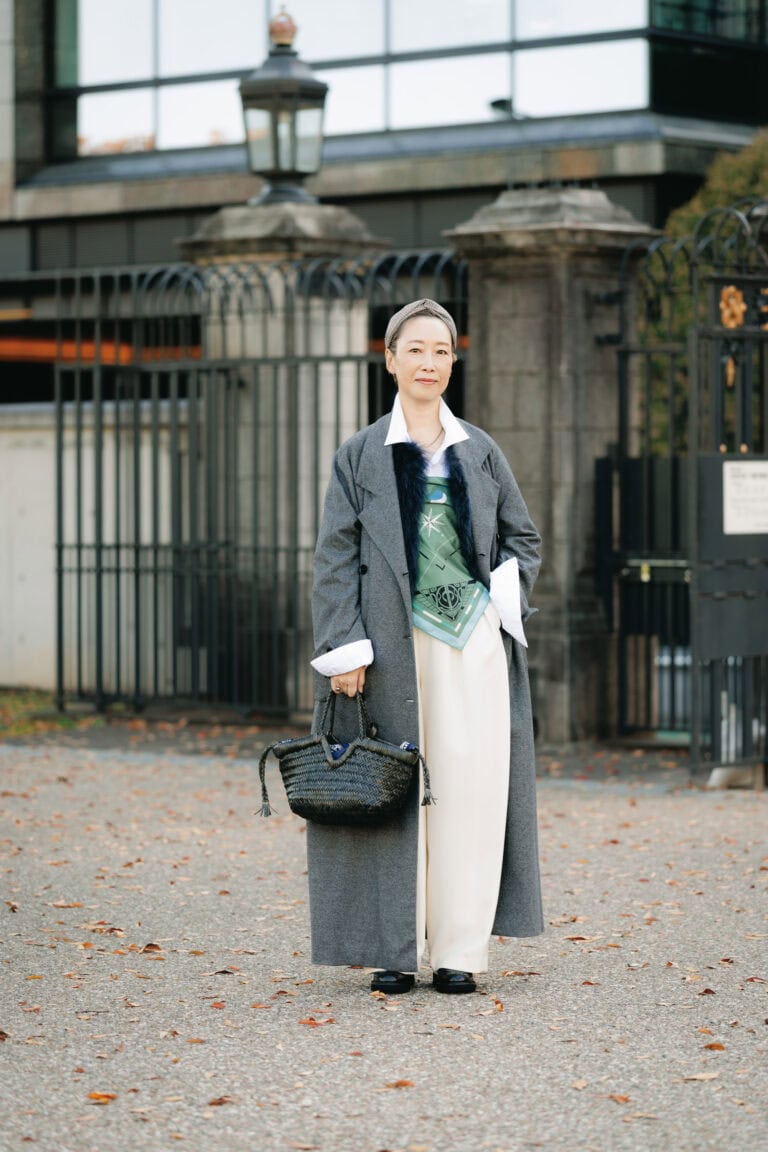 コート/リビアナ コンティ、ファージレ/ロンハーマン、スカーフ/シナーブ、シャツ/カウラム、パンツ/カレンソロジー、バッグ/ヴィペラ、靴/チャーチ、ネックレス、リング/ともにヒロタカ(すべて私物)