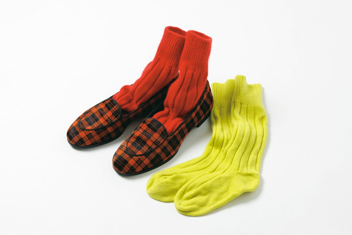 シンプルな着こなしに映えるおしゃれな足元