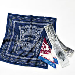 着こなしに変化をつける大判スカーフ