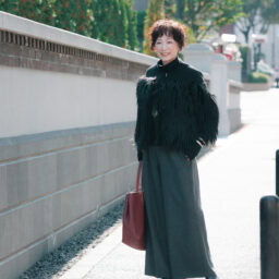 コート／サポートサーフェス、ニット／ヴィンス、アームウォーマー／イレーヴ、パンツ／フォルテ フォルテ、バッグ／イル・ミーチョ、靴／ペリーコ、ネックレス／だいぶ前に購入したため不明、バングル〈シルバー〉／トゥワレグ族のもの、〈ゴールド〉／いただいたもののため不明（すべて私物）