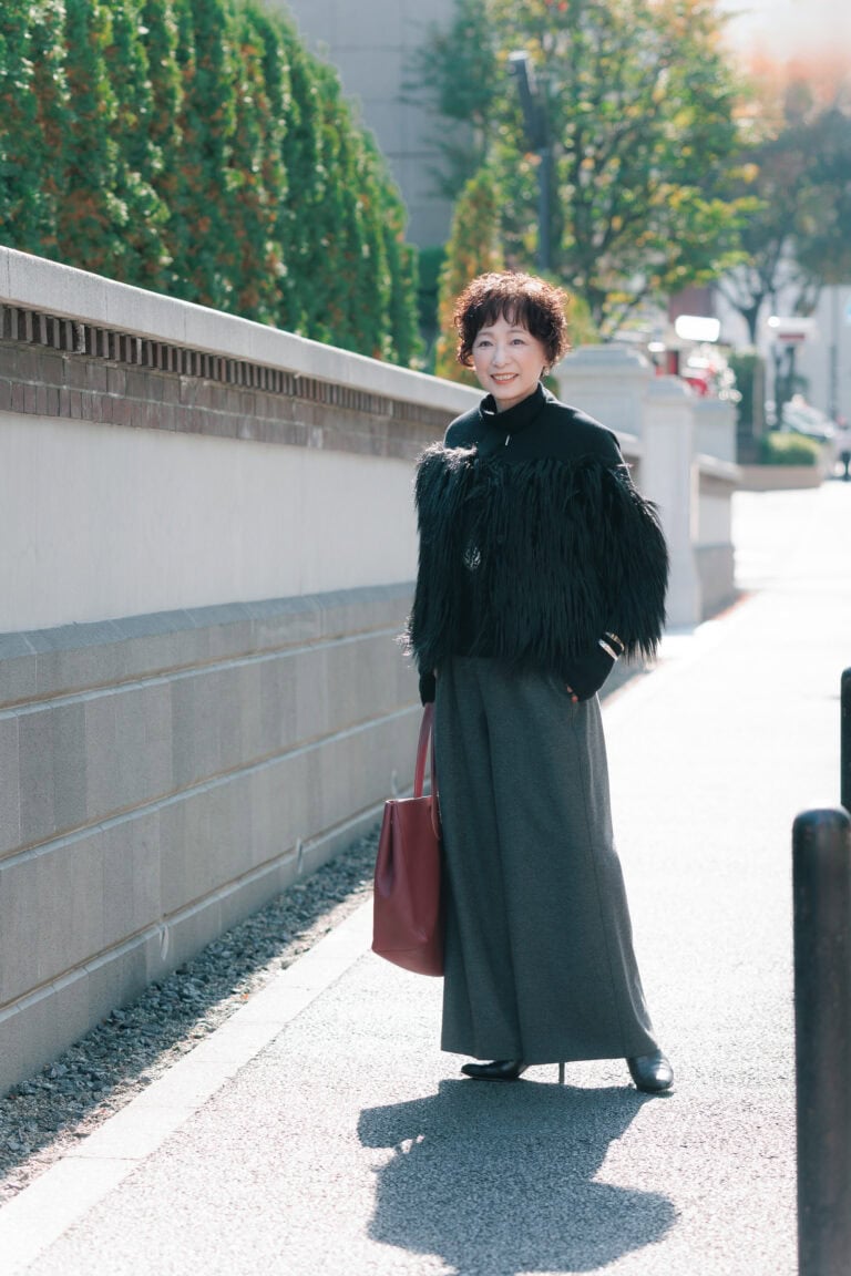 コート/サポートサーフェス、ニット/ヴィンス、アームウォーマー/イレーヴ、パンツ/フォルテ フォルテ、バッグ/イル・ミーチョ、靴/ペリーコ、ネックレス/だいぶ前に購入したため不明、バングル〈シルバー〉/トゥワレグ族のもの、〈ゴールド〉/いただいたもののため不明(すべて私物)