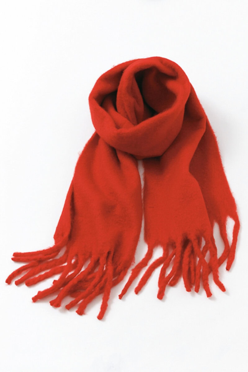 着こなしにメリハリをつける真っ赤な大判ストール