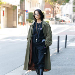 コート／エルメス、トップス、パンツ／ともにアンダーカバー×チャンピオン、 靴／ファーフェッチで購入、キーコード／ノンネイティブ、メガネ／マルジェラ×ジェントルモンスター（すべて私物）