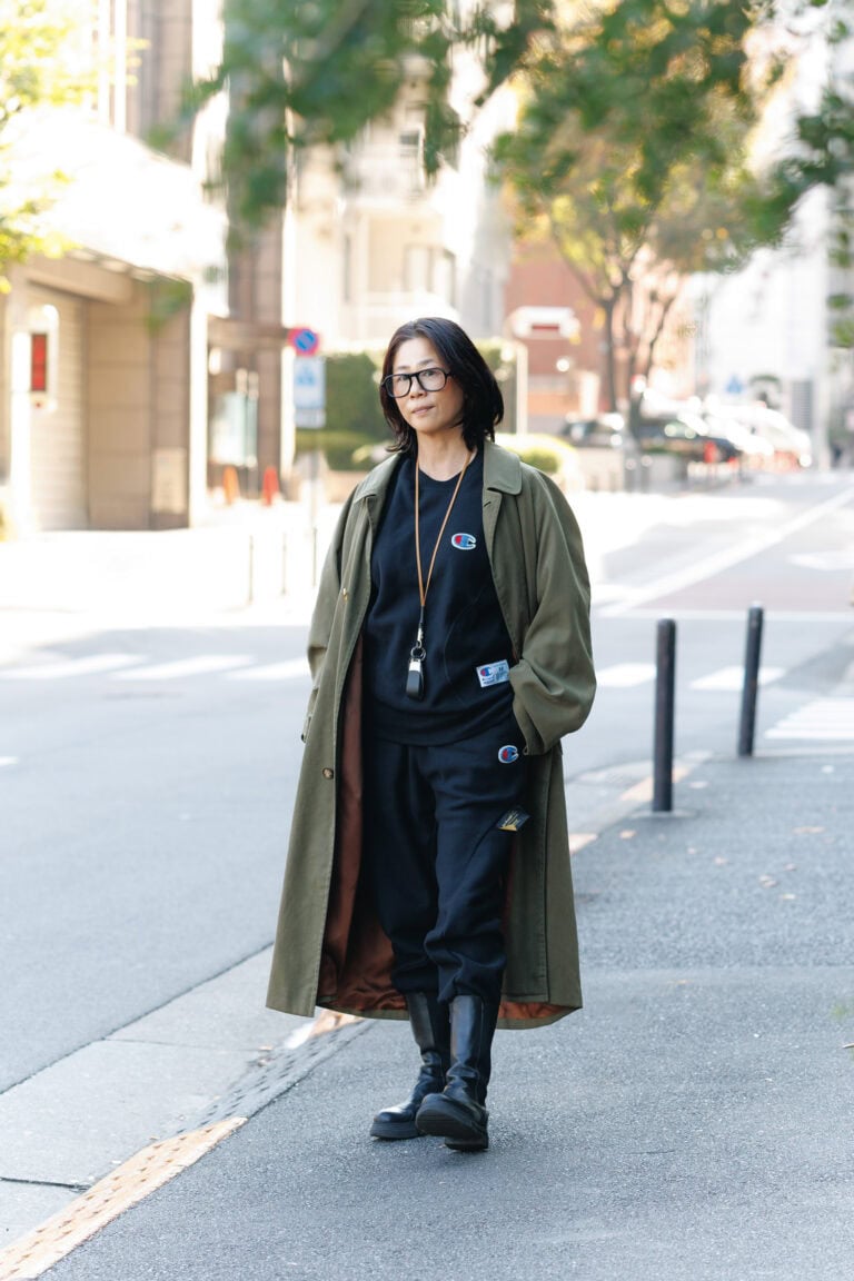 コート/エルメス、トップス、パンツ/ともにアンダーカバー×チャンピオン、 靴/ファーフェッチで購入、キーコード/ノンネイティブ、メガネ/マルジェラ×ジェントルモンスター(すべて私物)