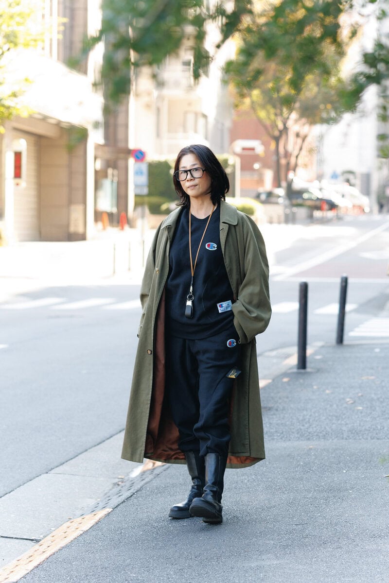 コート／エルメス、トップス、パンツ／ともにアンダーカバー×チャンピオン、 靴／ファーフェッチで購入、キーコード／ノンネイティブ、メガネ／マルジェラ×ジェントルモンスター（すべて私物）