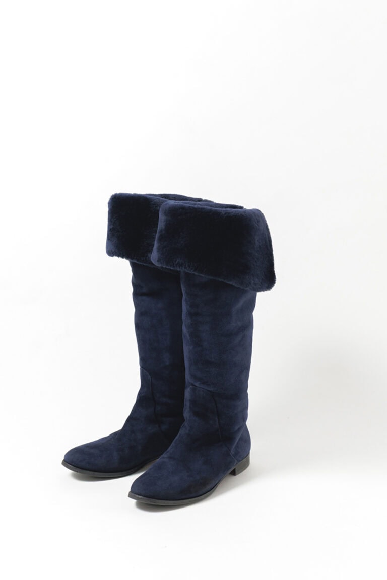 ロング丈で暖かいムートンブーツはブーツインスタイルで