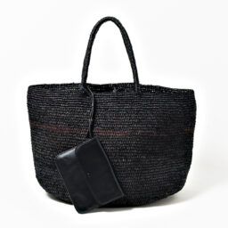 冬の着こなしに軽さを演出するカゴバッグ