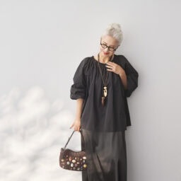 ブラウス¥38,500／サードマガジン、ワンピース¥24,200／オペラスポーツ（ともにサードマガジン）、ネックレス（ブラウン）¥22,000／デザイン バイ ソニア、ネックレス（白）¥30,800／ルナール ビジュー（ともにプレインピープル青山）、バッグ¥203,500／ジャマン・ピュエッシュ（アッシュ・ペー・フランス）、靴¥25,300／ヒミコ、メガネ／アンナさん私物