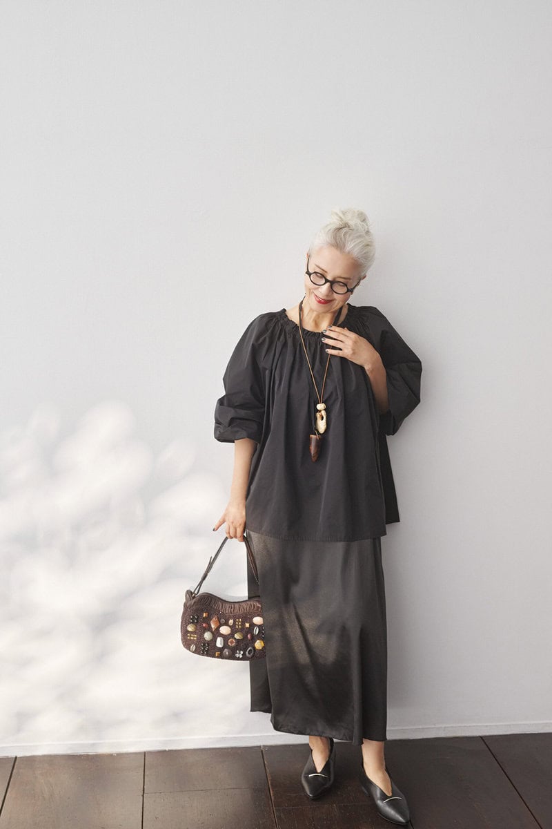 ブラウス¥38,500/サードマガジン、ワンピース¥24,200/オペラスポーツ(ともにサードマガジン)、ネックレス(ブラウン)¥22,000/デザイン バイ ソニア、ネックレス(白)¥30,800/ルナール ビジュー(ともにプレインピープル青山)、バッグ¥203,500/ジャマン・ピュエッシュ(アッシュ・ペー・フランス)、靴¥25,300/ヒミコ、メガネ/アンナさん私物