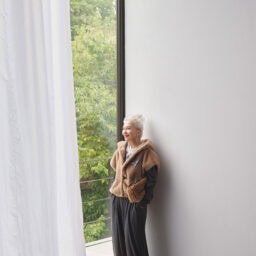 ベスト¥69,300／スタジオ エーアール、カットソー¥15,400／サードマガジン × キャサリン・ハムネット（ともにサードマガジン）、オールインワン¥46,200／プレインピープル（プレインピープル青山）、ブローチ¥20,900／クロディーヌ・ヴィトリー、イヤリング¥72,600／ダニエラ・デ・マルキ（ともにアッシュ・ペー・フランス）、バッグ¥35,200／オルセット（トゥモローランド）、靴¥23,100／ヒミコ