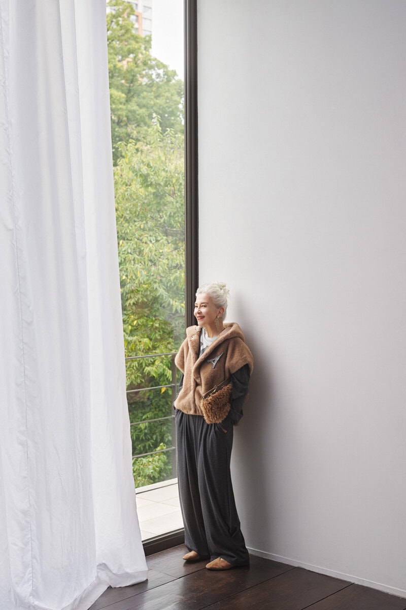 ベスト¥69,300/スタジオ エーアール、カットソー¥15,400/サードマガジン × キャサリン・ハムネット(ともにサードマガジン)、オールインワン¥46,200/プレインピープル(プレインピープル青山)、ブローチ¥20,900/クロディーヌ・ヴィトリー、イヤリング¥72,600/ダニエラ・デ・マルキ(ともにアッシュ・ペー・フランス)、バッグ¥35,200/オルセット(トゥモローランド)、靴¥23,100/ヒミコ